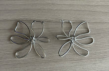 Load image into Gallery viewer, FLOWER KNOT EARRINGS