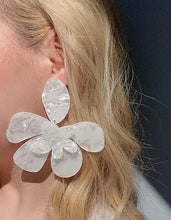 Load image into Gallery viewer, WHITE ACRYLIC FLOWER EARRINGS